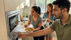 El botón “+30 s” del microondas: cuándo te conviene usarlo (y cuándo no)